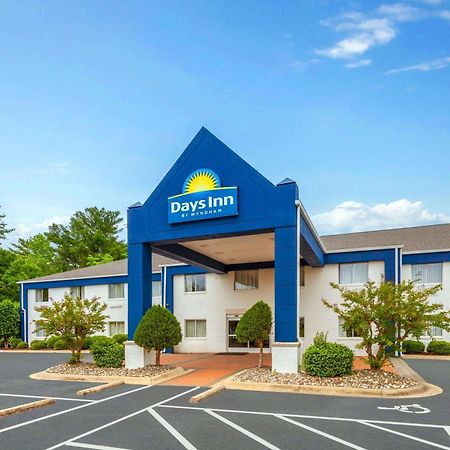 Days Inn & Suites By Wyndham Siler City Экстерьер фото