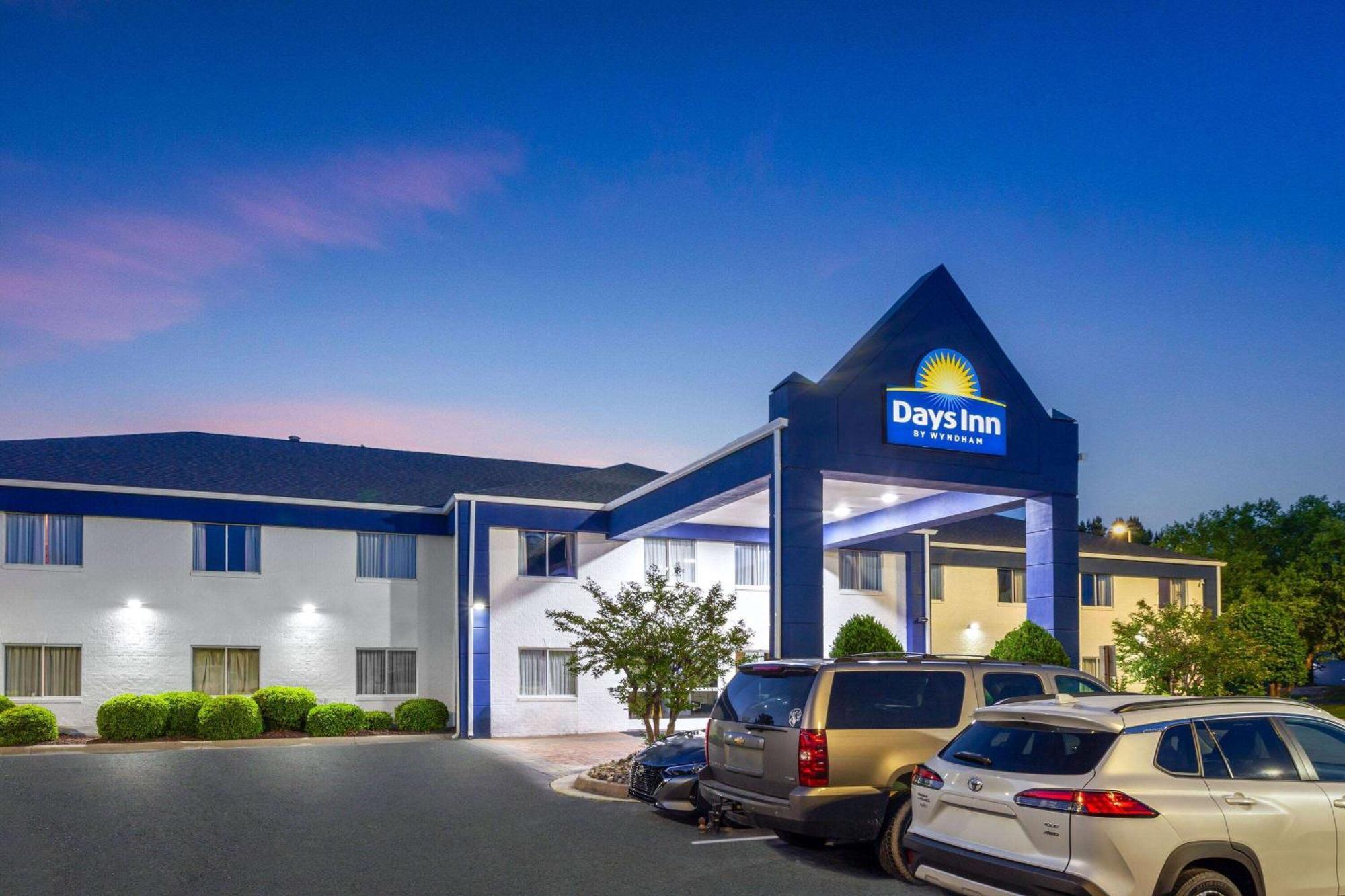 Days Inn & Suites By Wyndham Siler City Экстерьер фото