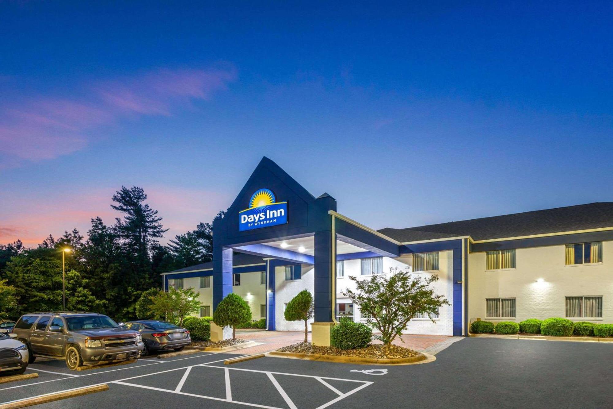 Days Inn & Suites By Wyndham Siler City Экстерьер фото